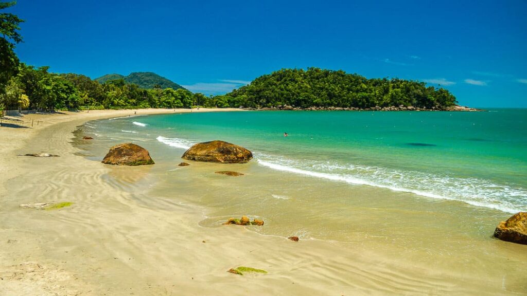 Comparativo: Praia do Lázaro ou Domingas Dias – Qual Combina com Você?